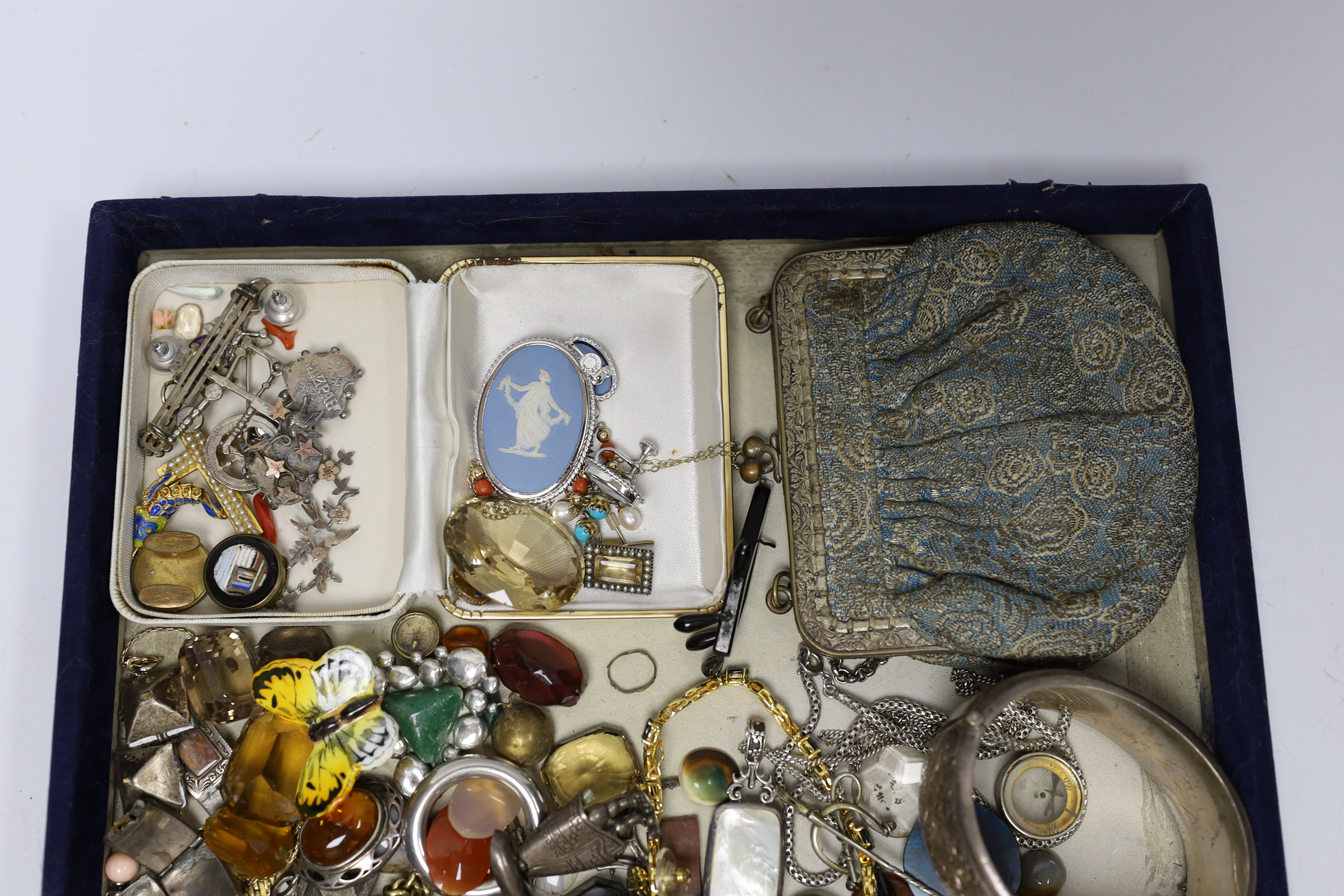 A group of assorted Victorian and late jewellery, including seed pearl and gem set small brooch, a Mizpah brooch, 1930's silver bangle, unmounted cut gemstones, coral bead and yellow metal necklace, etc.